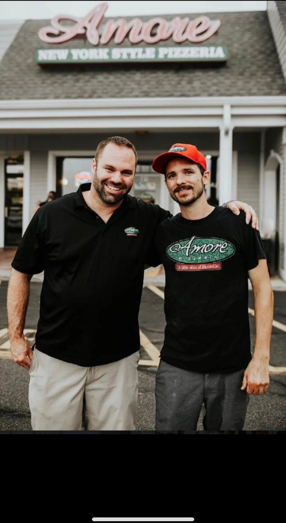 Chris y Daniel Simone frente a Amore Pizzeria en Zionsville